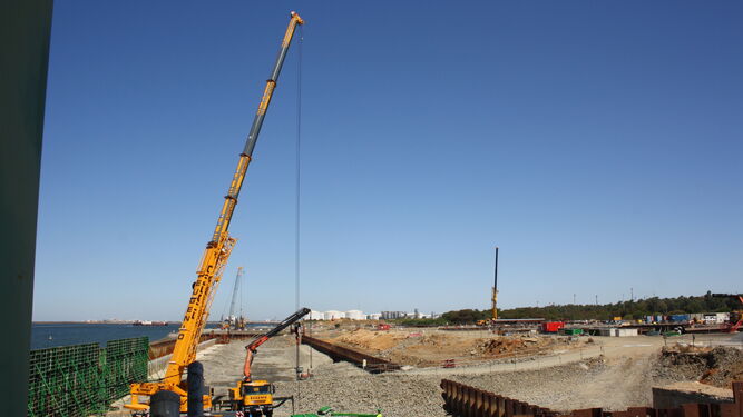 Obras en el Muelle Sur del Puerto de Huelva donde se extenderá la línea de atraque.