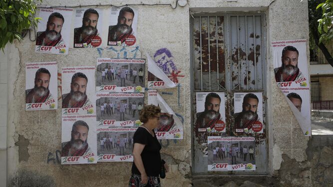 Carteles electorales en Marinaleda con la fotografía de Sánchez Gordillo, en una imagen de 2015.