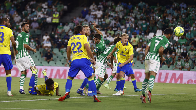 Juanmi, en el momento de golpear el balón tras el remate de Édgar, al fondo, en el gol al Cádiz.