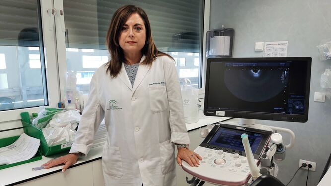 La doctora Valdivia en área de exploración de la consulta de dolor pélvico crónico.
