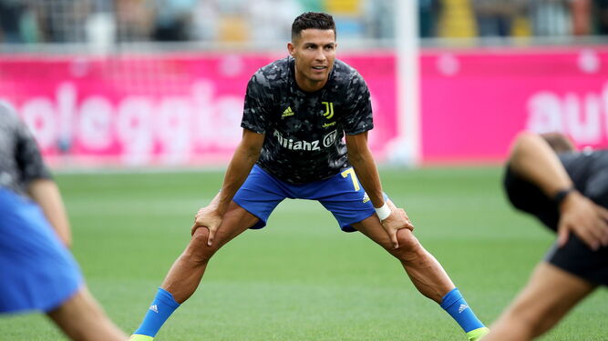 Cristiano Ronaldo calienta durante el descanso del partido en Udine.