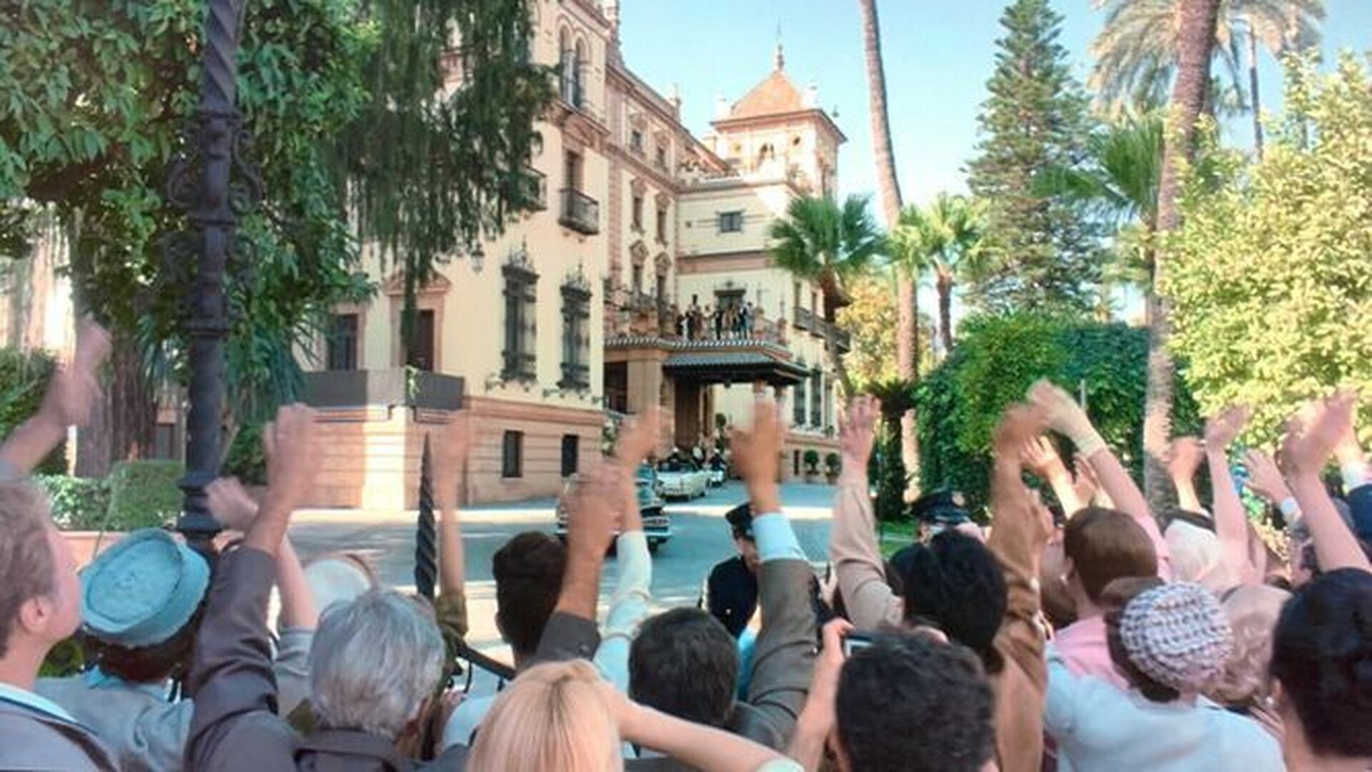 Una de las escenas de la cuarta temporada de The Crown grabada en el hotel Alfonso XIII que simulaba ser una villa californiana.
