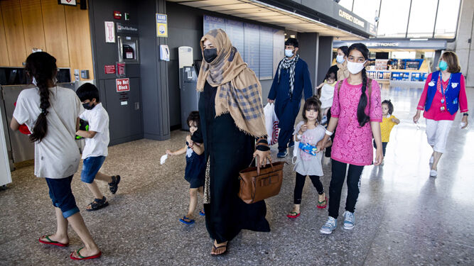 Evacuados afganos, a su llegada el Aeropuerto Internacional de Dulles, en Washington .