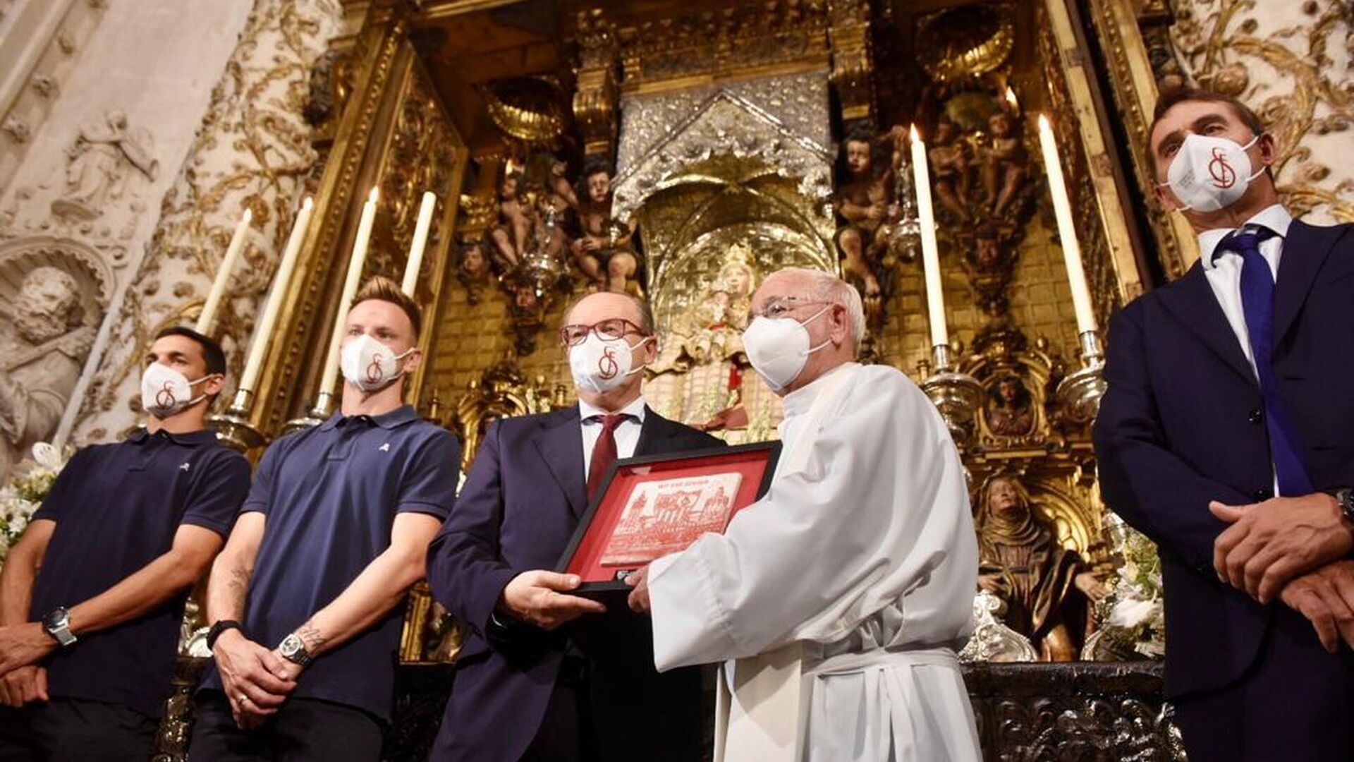 El Sevilla cumple con la tradici&oacute;n ante la Virgen de los Reyes