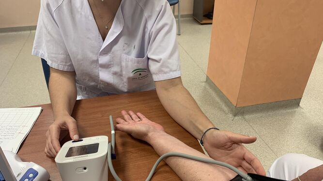Un paciente se toma la tensión en un centro de salud