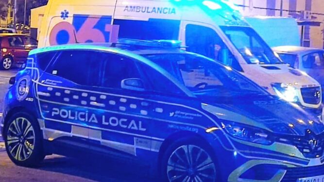 Un patrullero de la Policía Local de Sevilla y una ambulancia en una foto de archivo.