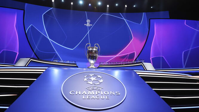 Una imagen de la copa de la Champions League, en el recinto del sorteo en Estambul.