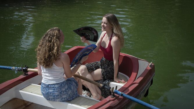 Un par de jóvenes disfrutan de un paseo en barca en la Plaza España
