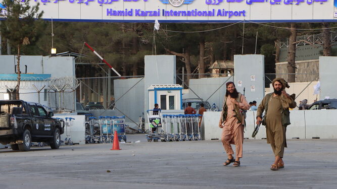 Los talibanes controlan el aeropuerto de Kabul.