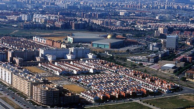 Vista aérea de Sevilla Este y de la zona residencial situada detrás del Palacio de Congresos.