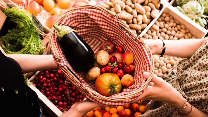Para no acabar desperdiciando gran parte de nuestra compra, será importante pensar en alimentos multiusos que nos permitan una gran variedad de recetas.