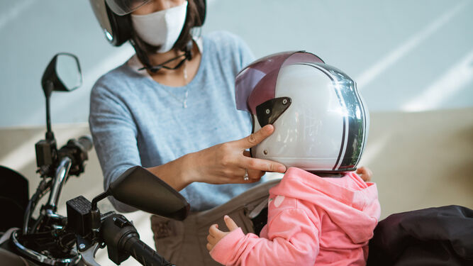 Los niños que viajen en una moto o ciclomotor tendrán que ocupar el asiento correspondiente detrás del conductor.