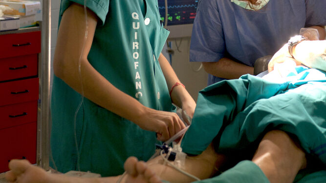 Cirujanas durante una intervención quirúrgica en el Virgen del Rocío.