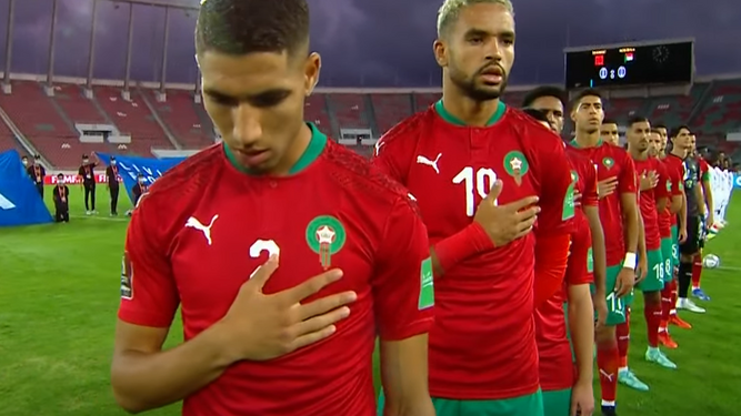 En-Nesyri (y Bono al fondo), durante el himno de Marruecos en un partido de clasificación.