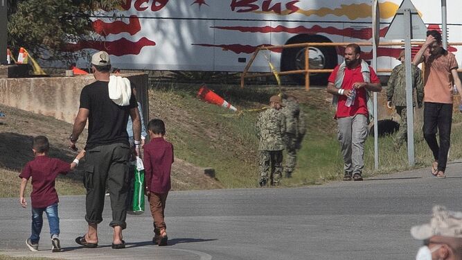 Los evacuados de Afganistán a su llegada a la base naval de Rota.