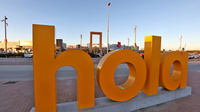 Entrada al complejo de tiendas que acompaña a Ikea en Jerez.