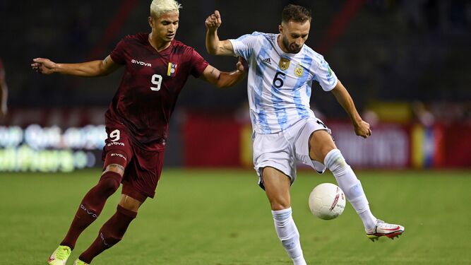 Pezzella intenta despejar el balón ante el venezolano Eric Rodríguez.