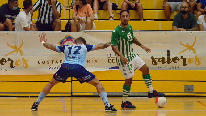 Castellano controla el balón ante un rival.