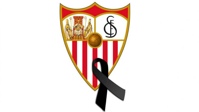Crespón negro en el escudo del Sevilla en señal de duelo.