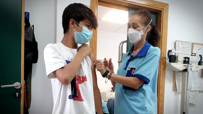 Un menor de 14 años vacunándose como desplazado en la localidad sevillana de Cazalla de la Sierra.