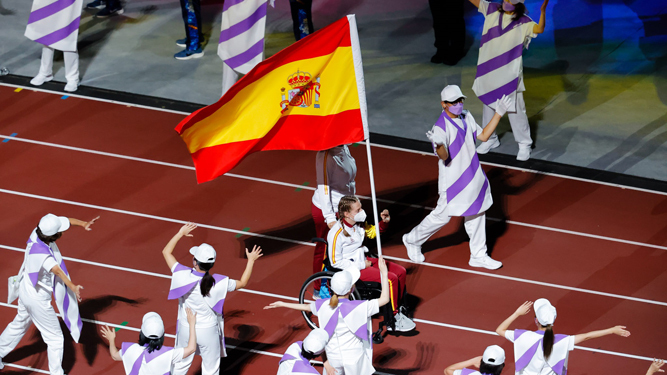 La nadadora Marta Fernández porta la bandera española en la Ceremonia de Clausura de los Juegos Paralímpicos de Tokio.
