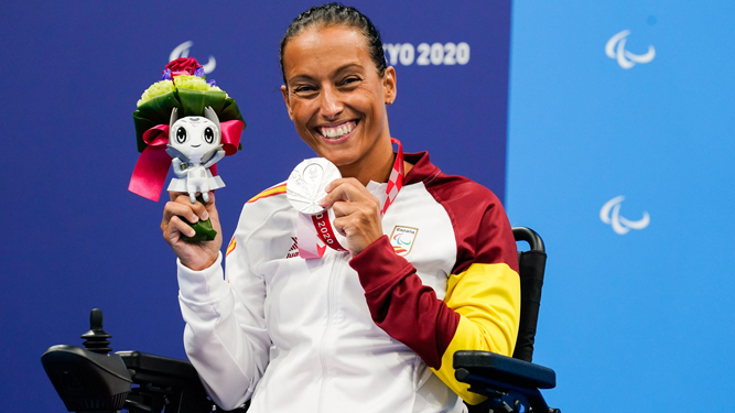 Teresa Perales sonríe con su medalla de plata en los 50 espalda S5 de los Juegos Paralímpicos de Tokio.