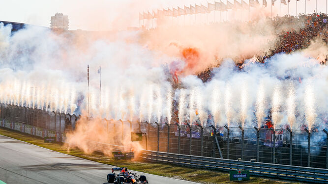 La grada del circuito de Zandvoort celebra por todo lo alto el triunfo del Red Bull de Max Verstappen.