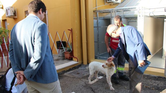 Juan Manuel Flores y Antonio Sánchez Tosina en una visita al centro, con uno de los animales