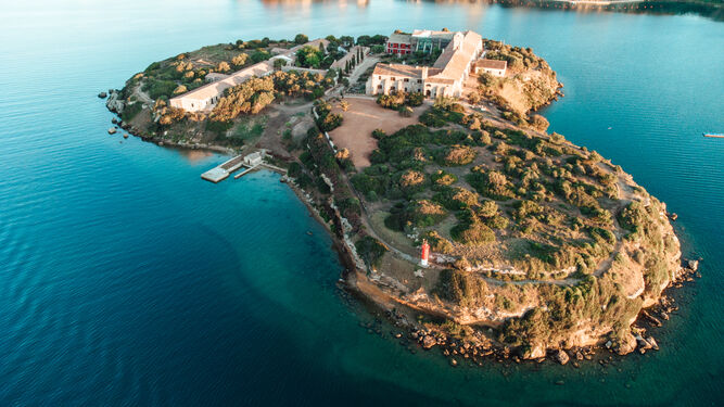 Vista de la sede de la galería suiza en la Isla del Rey, frente al puerto de Mahón, en Menorca.