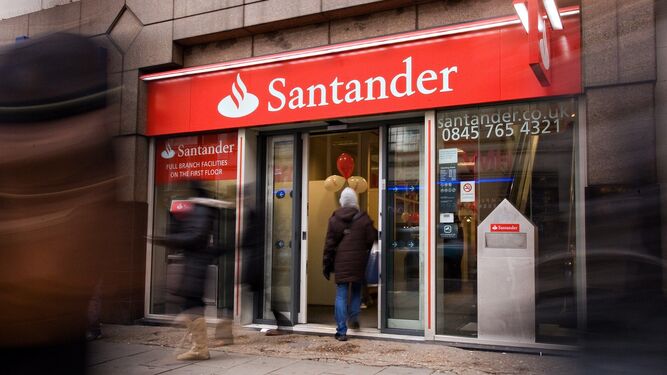 Un cliente entra en una oficina de Banco Santander en Oxford Street, en el centro de Londres.
