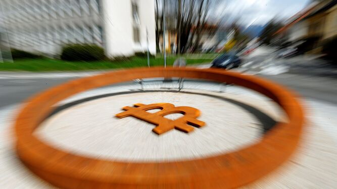 Monumento  en Kranj, Eslovenia, dedicado a la criptomoneda  Bitcoin, la más conocida.