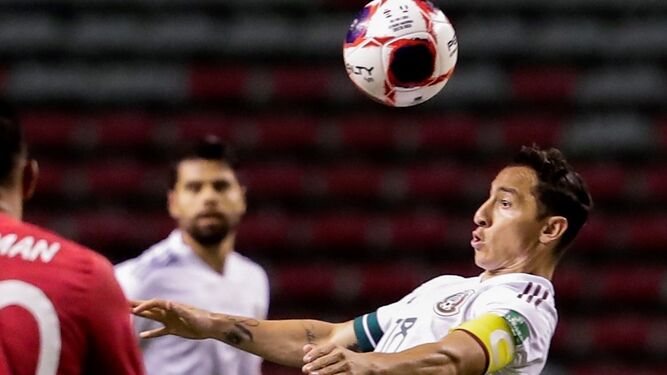 Andrés Guardado trata de controlar el balón en un partido con México.