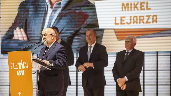 Mikel Lejarza recoge el premio Joan Ramón Mainat del 'FesTVal' de Vitoria.