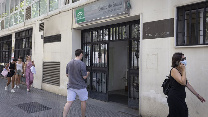 Un joven se coloca la mascarilla para acceder al centro de salud Marqués de Paradas, en el centro de Sevilla.
