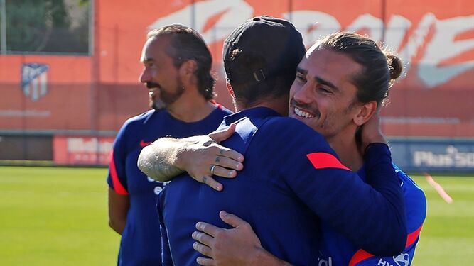 Griezmann y Simeone se abrazan en el primer entrenamiento del francés en su segunda etapa en el Atlético.