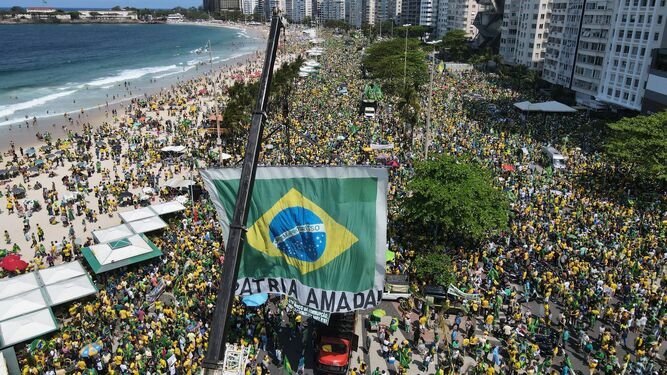 Simpatizantes del presidente Jair Bolsonaro participan en una manifestación en la playa Copacabana, ayer en Río de Janeiro.