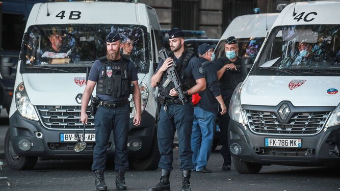 Policías vigilan la entrada al tribunal ante la llegada de Salah Abdeslam y otros acusados por los atentados de 2015, ayer en París.