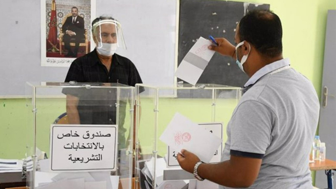 Un votante introduce su papeleta en la urna en las elecciones en el país vecino.