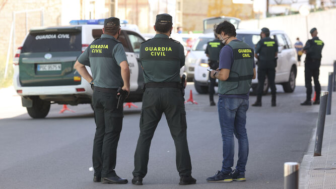Imagen de archivo de guardias civiles en una operación en Sevilla.