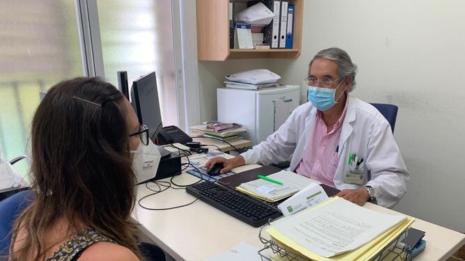 El doctor Viguera, en consulta con una paciente.