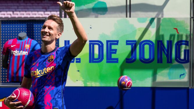 De Jong saluda durante su presentación oficial como jugador del Barcelona.