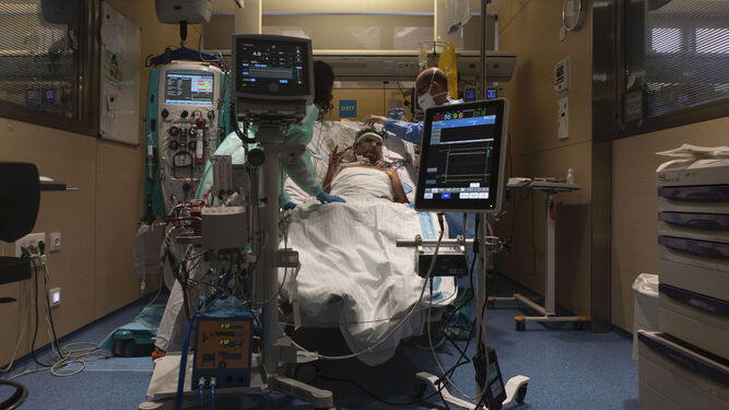 Paciente Covid en la UCI  del Hospital Vall d´Hebron.