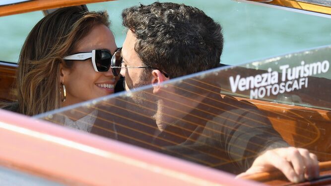 Jennifer López y Ben Affleck, muy acaramelados, a su llegada a Venecia.
