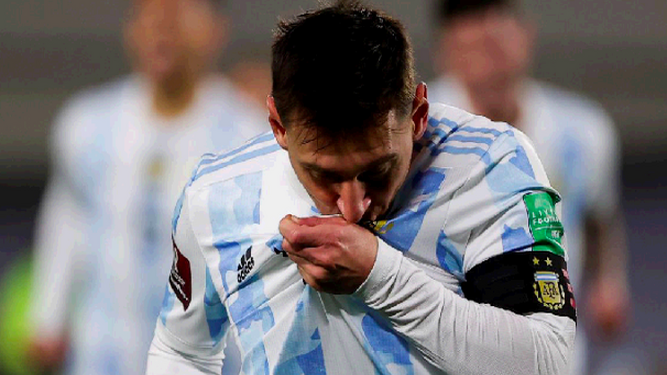 Messi se besa el escudo de Argentina.