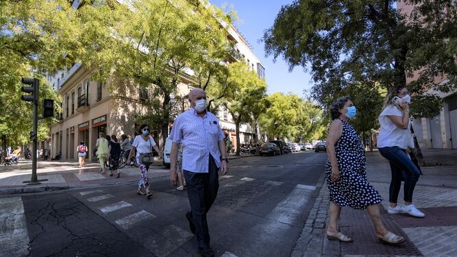 La seguridad vial de los peatones está en riesgo. No se ven los pasos de peatones en la calle Miraflores.