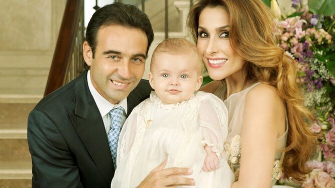 Enrique Ponce y Paloma Cuevas, con su hija Bianca de bebé, en una exclusiva para una revista.