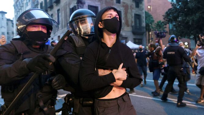 Una persona es detenida por los Mossos d'Esquadra tras los altercados posteriores a la manifestación convocada por la ANC este sábado en Barcelona con motivo de la Diada  del 11 de septiembre.