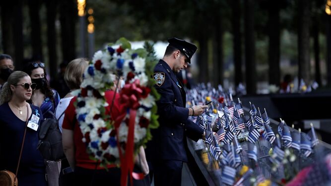 Un agente de la Policía en el homenaje a las víctimas del 11-S en Nueva York este sábado.