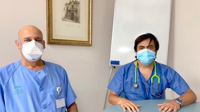 Los doctores Agustín Valido y David Vicente, jefe de Neumología y Oncología Médica.
