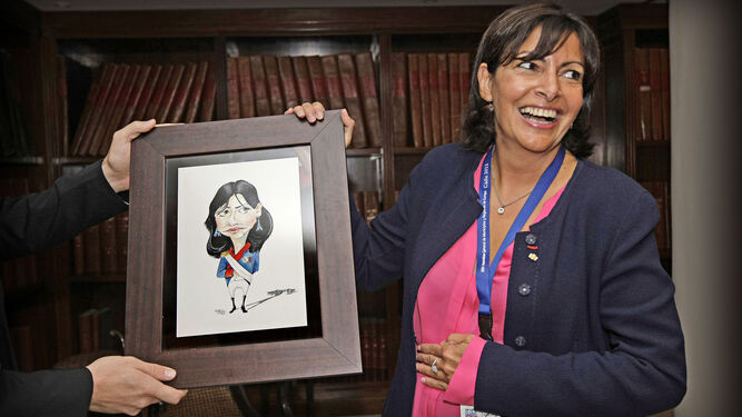 Anne Hidalgo, en la sede de Diario de Cádiz, con la caricatura que de ella publicó el periódico